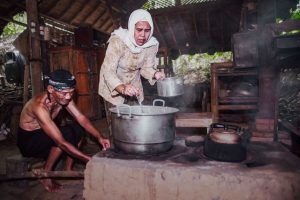 Cerita Bu Rina: Dari Dapur Rumah ke Dapur Orang, Skill Bersih-Bersih Jadi Penyelamat Keluarga